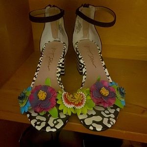 Betsey Johnson fun fling sandals